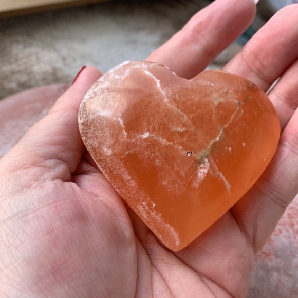 Peach selenite heart crystal - Picture 3 of 5